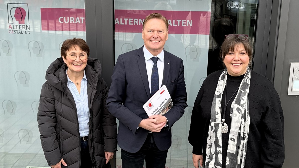 Norbert Dnkel war zu Besuch in Hartenstein und unterhielt sich mit Sabine Distler (r.) und ihrer Kollegin Beate Hartmann (l.) ber Curatorium Altern gestalten. Foto: Bro Dnkel 