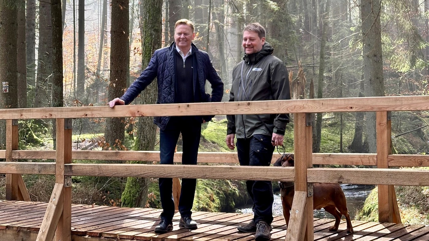 MdL Norbert Dnkel (li.) und Forstbetriebsleiter Johannes Wurm auf einer der drei  neugebauten Brcken in der Rthenbachklamm. Foto: BaySF/Sebastian Linstdt