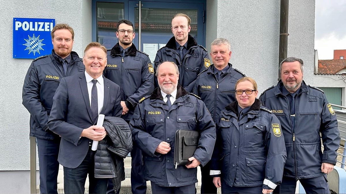 MdL Norbert Dnkel (links) trifft sich regelmig mit den Dienstellenleitern der Polizeiinspektionen im Landkreis, wie hier im vergangenen Jahr in Lauf. Ein Blick auf die Sicherheitslage im Nrnberger Land zeigt dabei sowohl Licht als auch Schatten. 