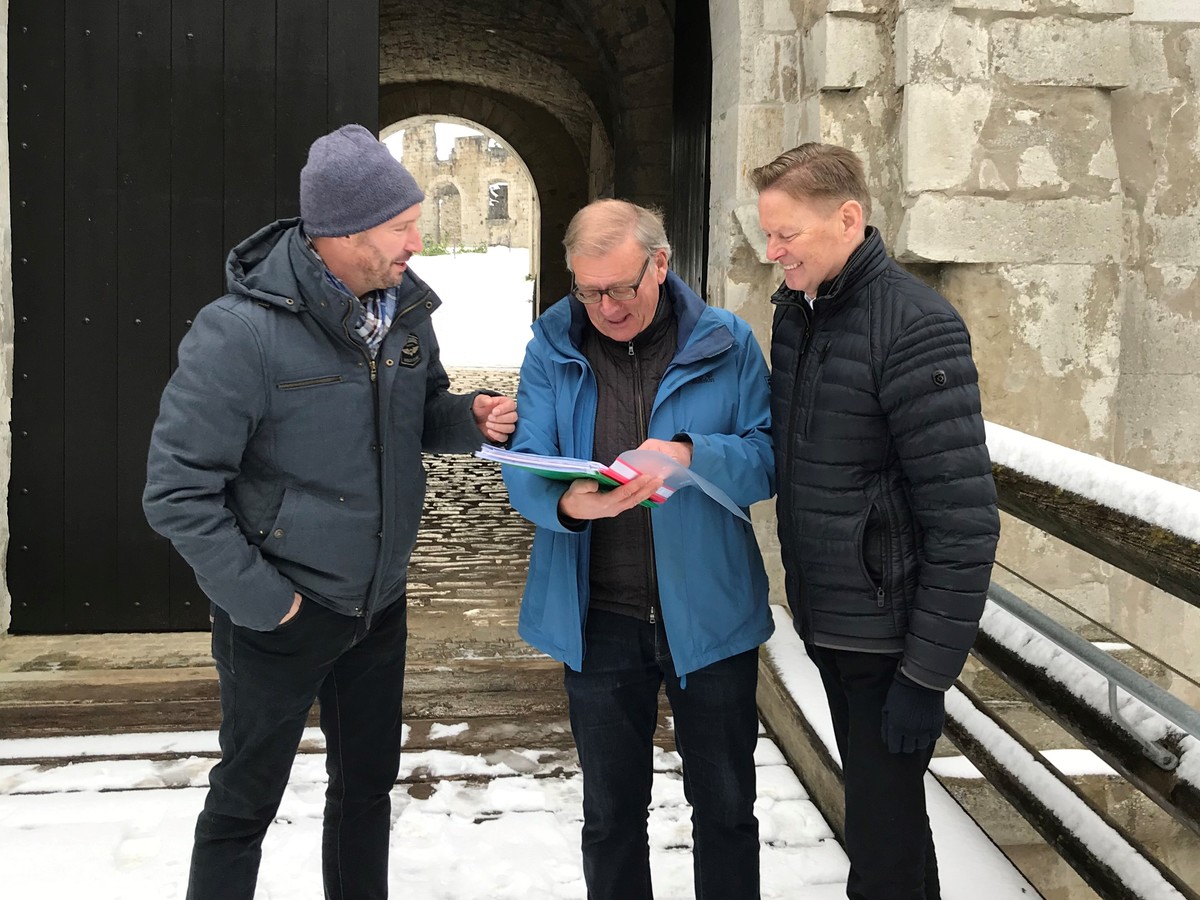 Vor zwei Jahren hat Jrgen Glassauer (m.) Norbert Dnkel (r.) und Brgermeister Frank Pitterlein (l.) seine Plne prsentiert. Dank der Untersttzung des Abgeordneten kann das Projekt nun umgesetzt werden. Foto: Bro Dnkel 