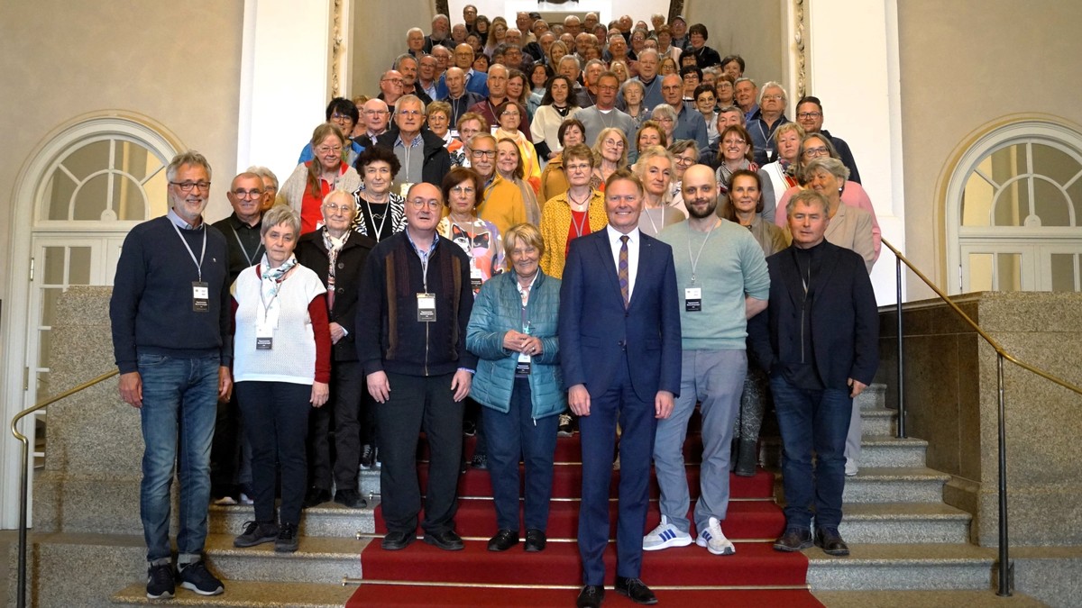 Landtagsabgeordneter Norbert Dnkel (vorne mit Krawatte) mit seinen Gsten aus dem Nrnberger Land am Fue der zentralen Treppe im Maximilianeum. Foto: Bro Dnkel