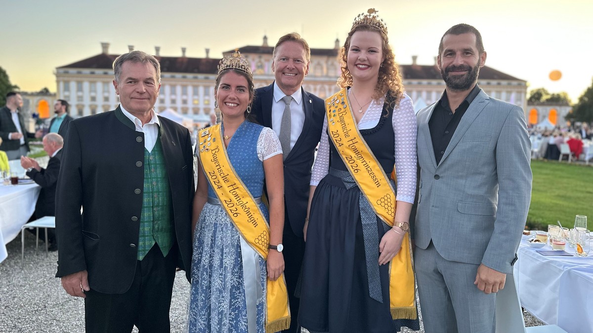 MdL Norbert Dnkel (m.) mit den Brgermeistern Gnther Rgner (l.) und Hannes Loos (r.) sowie Honigknigin Elena Eberl und Honigprinzessin Anja Brzer, den Reprsentantinnen der Bayerischen Imkereien auf dem Sommerempfang des Bayerischen Landtags.