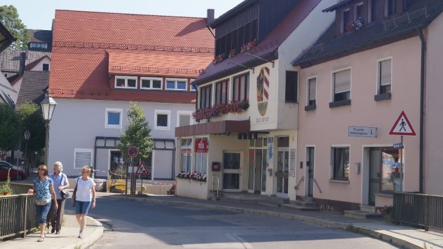 Fr die Revitalisierung dieses Gebudes (links) am Marktplatz in Velden, wo die Zweigstelle der Sparkasse ihr neues Domizil finden wird, erhlt die Stadt Velden vom Freistaat Bayern aus Mitteln der Stdtebaufrderung 150.000 Euro