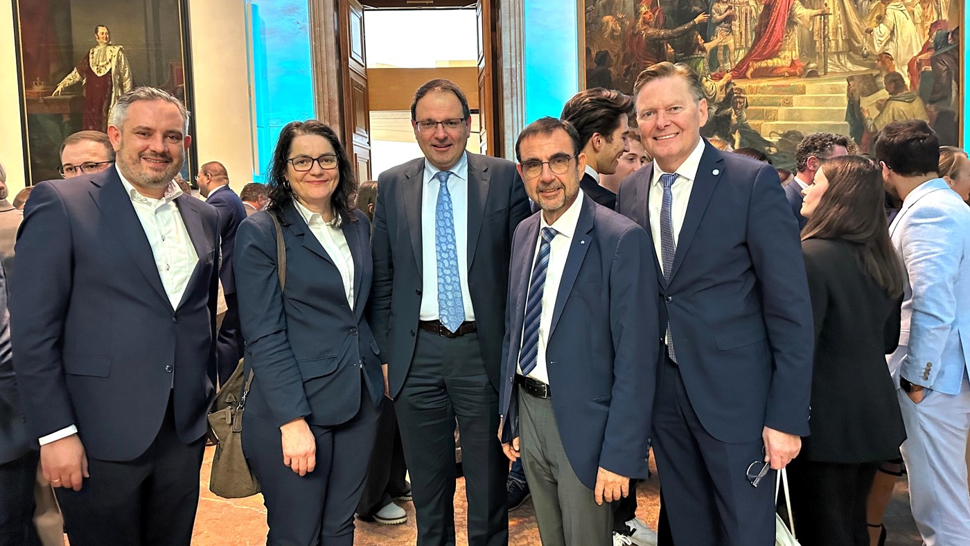 Auf Einladung von MdL Norbert Dnkel (r.) nahmen Markus Gleienberg (l.) und Kerstin Rsel (2.v.l.) aus dem Nrnberger Land am Empfang der CSU-Fraktion teil. Foto: CSU-Fraktion 