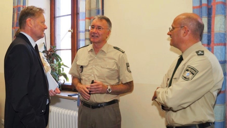 Norbert Dnkel ist das persnliche Gesprch mit den Polizisten sehr wichtig. Hier ist er im Austausch mit dem Polizeiprsidenten fr Mittelfranken, Roman Fertinger, und dem Inspektionsleiter Polizei Altdorf, Raimund Mihatsch. (v.l.n.r.) 