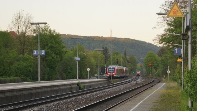 MdL Norbert Dnkel hofft, dass auf dem Streckenabschnitt Nrnberg  Marktredwitz der Franken-Sachsen-Magistrale  hier ein Nahverkehrszug aus Neuhaus bei der Einfahrt in den Bahnhof Hersbruck/rechts der Pegnitz und ein ausfahrender Pendolino Richtung Bayr