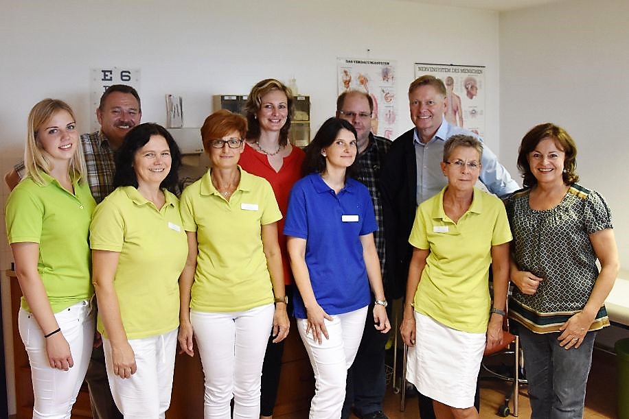 Noch schnell ein Erinnerungsfoto. Neben Marlene Mortler (1. v.r.) und Norbert Dnkel (hinten rechts) waren auch Kreisbuerin Marion Fischer (hinten) und Alfelds 1. Brgermeister Karl-Heinz Niebler (hinten links) bei dem Besuch dabei. Foto: HZ