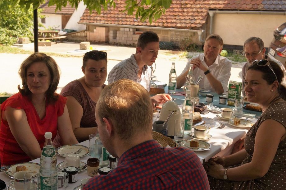 Neben leckeren Kuchen, hatte die Besuchergruppe um Norbert Dnkel (hinten links) die Mglichkeit, verschiedene Aufstriche zu probieren und sich so von der Qualitt der Produkte zu berzeugen. 