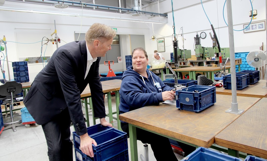 Seit Jahren setzt sich Norbert Dnkel fr die Belange von Menschen mit Behinderung ein. Hier ist der Abgeordnete gerade in ein Gesprch mit einer Mitarbeiterin, der Moritzsberg-Werksttten der Lebenshilfe Nrnberger Land, vertieft. Foto: Lebenshilfe NL