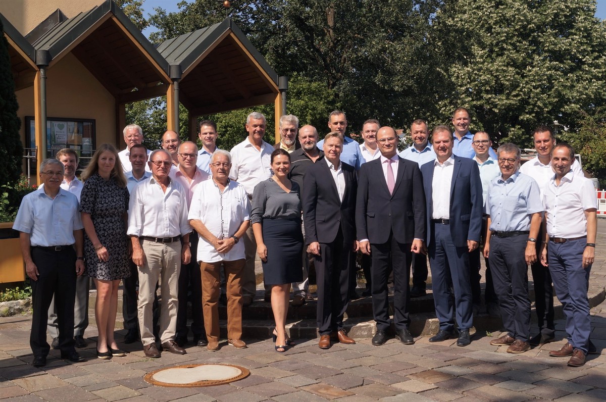 Minister Fracker und MdL Norbert Dnkel (1. Reihe, 4. u. 5. v. rechts) mit den Brgermeistern der Kommunen aus dem Nrnberger Land, von denen trotz der Urlaubszeit eine groe Zahl der Einladung nach Burgthann gefolgt war <br> Foto: M. Keilholz