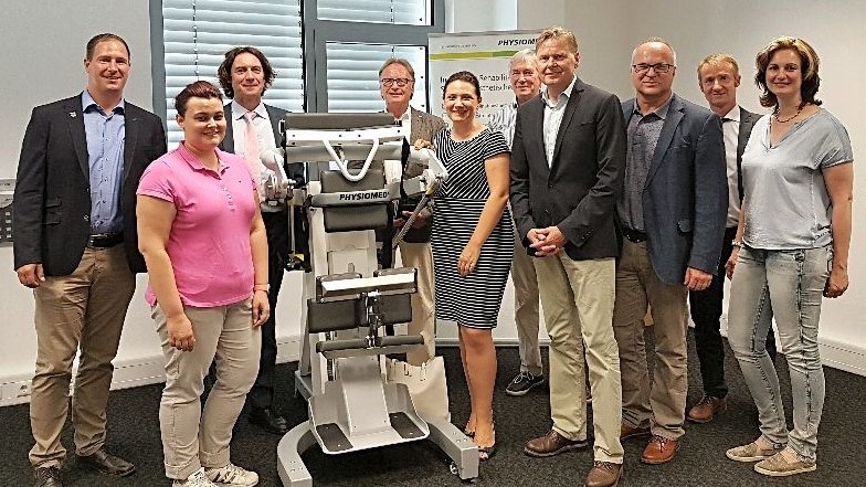 MdL Norbert Dnkel (4. v. rechts) mit stv. Landrtin Cornelia Trinkl , Dr. Bernd Eckstein (li. u. re. daneben), Brgermeister Frank Pitterlein, JU-Kreisvorsitzender Martina Hoffmann (beide li.) und Marion Fischer (re.) bei der Fa. Physiomed