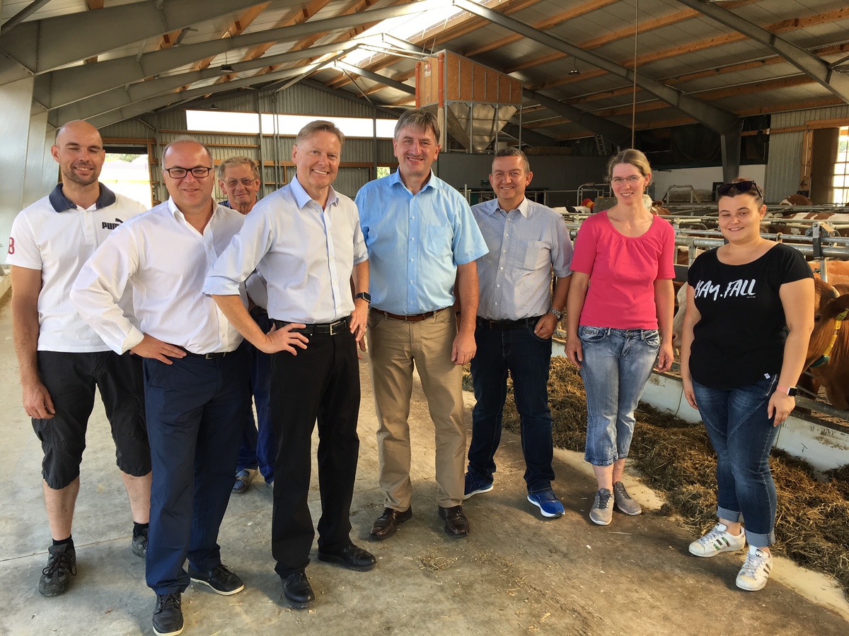 Bezirksrat Bernd Eckstein, MdL Norbert Dnkel, BBV-Vizeprsident Gnther Felner, Thomas Krauser und Martina Hoffmann mit Familie Tuschl im Rinderstall.