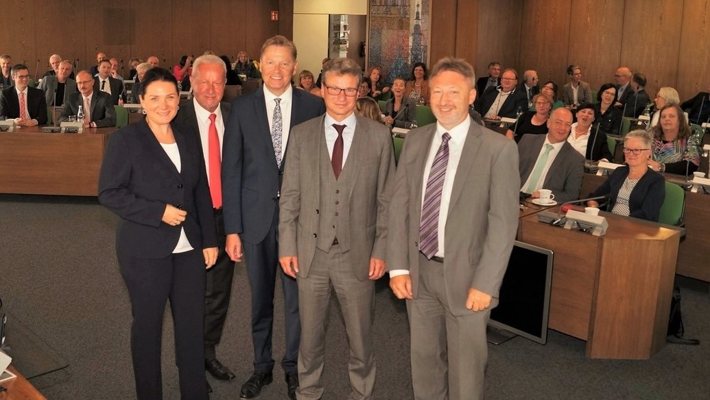 MdL Norbert Dnkel und Cornelia Trinkl mit Bildungsminister Bernd Sibler im Sitzungssaal des Landratsamtes; mit auf dem Bild stellvertretender Landrat Norbert Reh und Schulamtsdirektor Joachim Schnabl (rechts)