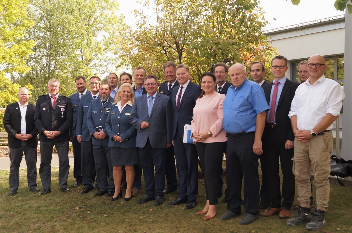 Nach dem intensiven Gedankenaustausch stellten sich Gastgeber MdL Norbert Dnkel (Mitte) und Staatssekretr Gerhard Eck (links daneben) aus dem Innenministerium mit den Fhrungskrften von Feuerwehr, Rotes Kreuz, THW und Polizei zum abschlieenden Gruppen